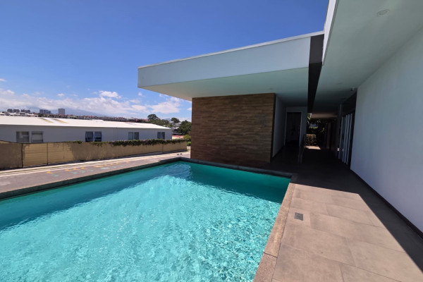 Apartamento en alquiler – Condominio CAIA (Escazú) Disponible en junio.