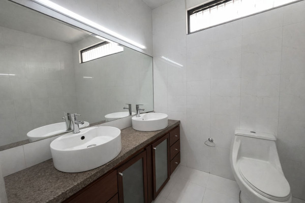 Casa en alquiler – Sabana Sur, San José.-6