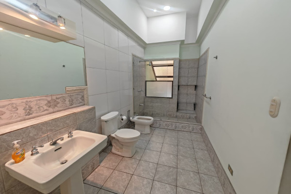 Se vende casa independiente en La Uruca.-11