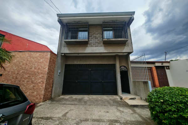 Se vende casa independiente en La Uruca.-1