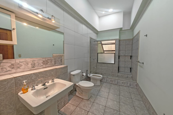 Se vende casa independiente en La Uruca.-17