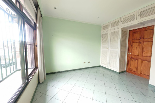 Se vende casa independiente en La Uruca.-9