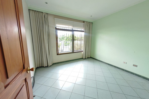 Se vende casa independiente en La Uruca.-5