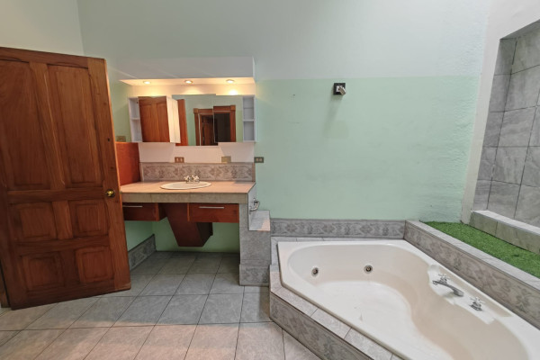 Se vende casa independiente en La Uruca.-4