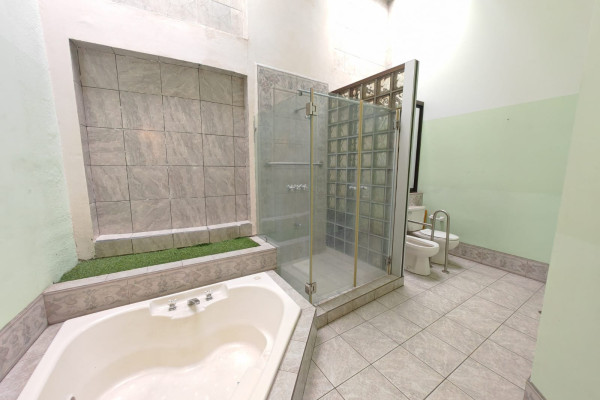 Se vende casa independiente en La Uruca.-13