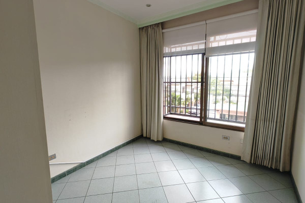 Se vende casa independiente en La Uruca.-12