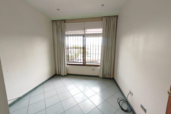 Se vende casa independiente en La Uruca.-10