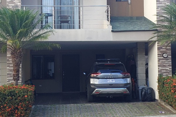 Se alquila casa en Ciudad Colón – Condominio Alta Vista.-1