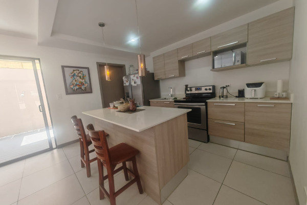 Se vende casa en Escazú Urbano. Oportunidad!-2
