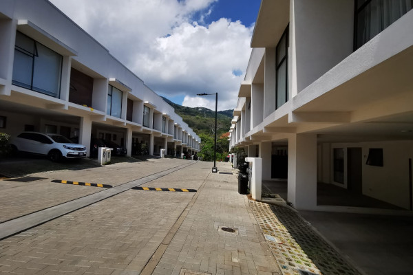 Se vende casa en Escazú Urbano. Oportunidad!-15