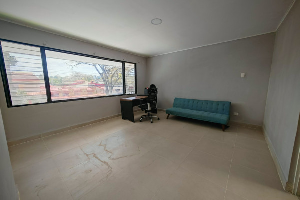 Se alquila casa en  Rohrmoser.-9