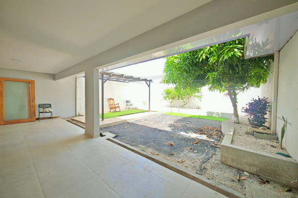 Se alquila casa en  Rohrmoser.-20