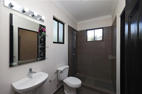 🏡✨ Hermosa Casa en Alquiler en Condominio en Piedades de Santa Ana ✨🏡-13