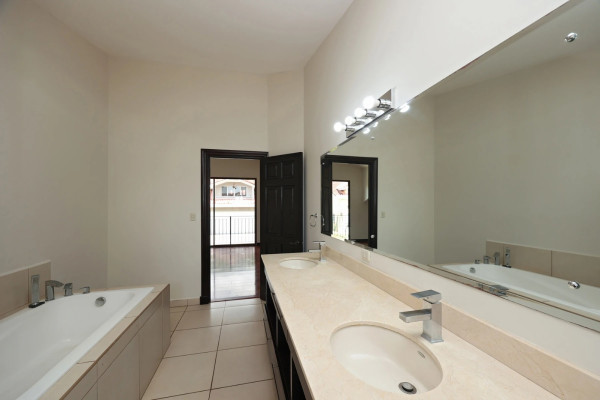 🏡✨ Hermosa Casa en Alquiler en Condominio en Piedades de Santa Ana ✨🏡-9