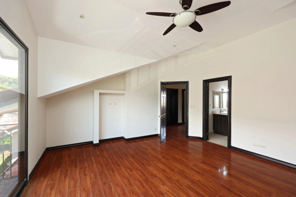 🏡✨ Hermosa Casa en Alquiler en Condominio en Piedades de Santa Ana ✨🏡-11