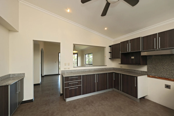 🏡✨ Hermosa Casa en Alquiler en Condominio en Piedades de Santa Ana ✨🏡-4