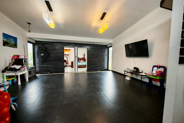 Se vende casa una planta en San Isidro de Heredia.