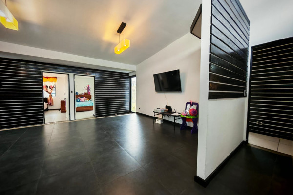 Se vende casa una planta en San Isidro de Heredia.