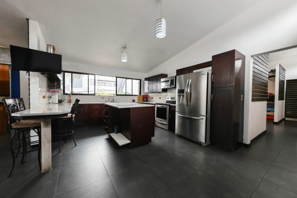 Se vende casa una planta en San Isidro de Heredia.