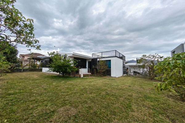 Se vende casa una planta en San Isidro de Heredia.