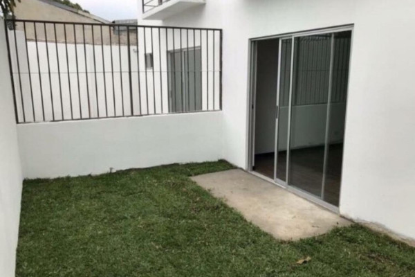 Se alquila apartamento en Rohrmoser, cerca de la Embajada Americana.