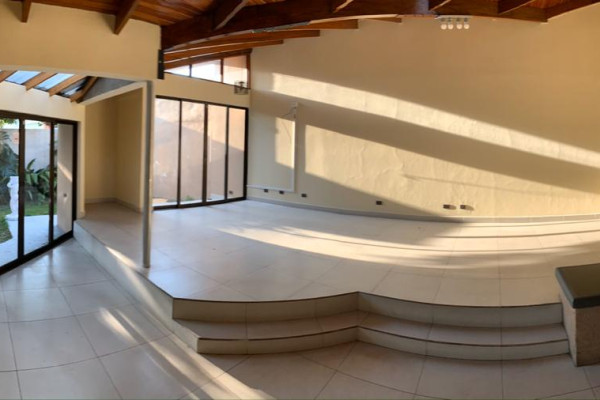 Se alquila casa independiente de uso mixto en La Uruca.