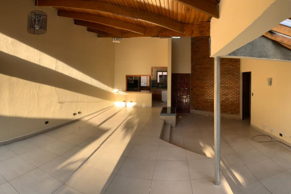 Se alquila casa independiente de uso mixto en La Uruca.