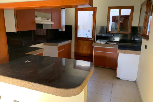 Se alquila casa independiente de uso mixto en La Uruca.