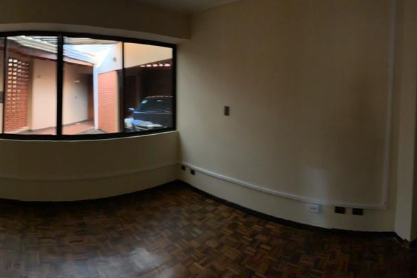 Se alquila casa independiente de uso mixto en La Uruca.