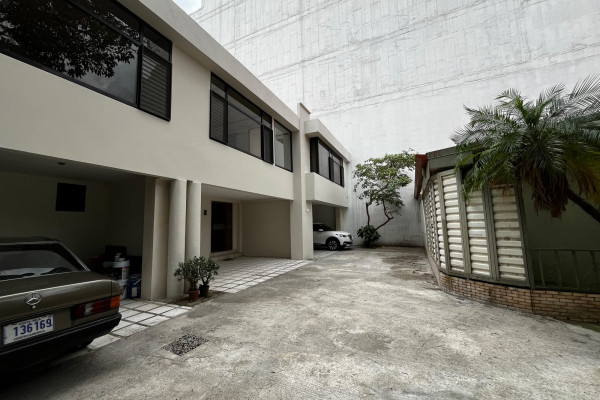 Se alquila casa en Sabana Norte.