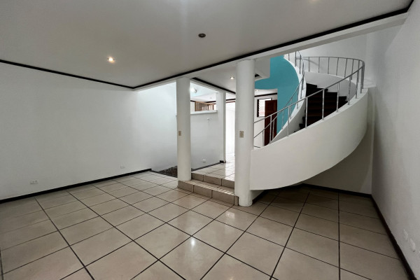 Se alquila casa en Sabana Norte.