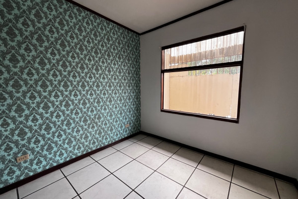 Se alquila casa en Sabana Norte.