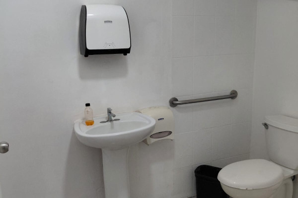 ¡Alquiler de local comercial en San José Centro!