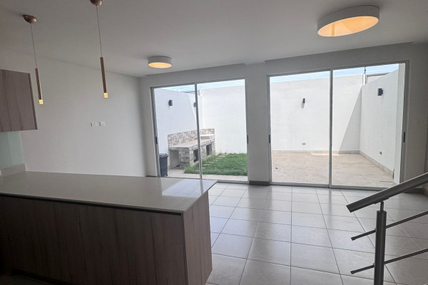 Se alquila casa a estrenar en Cariari, Heredia.