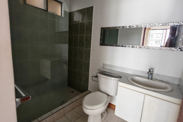 Se vende apartamento en La Uruca.