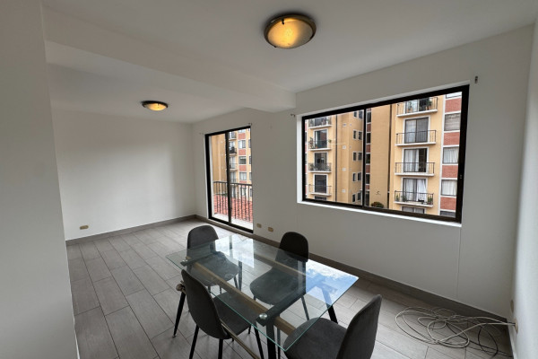 Se vende apartamento en La Uruca.
