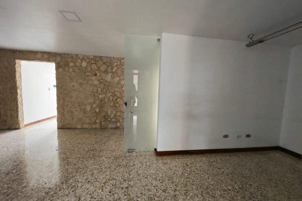 Se alquila casa independiente en Sabana Sur. Ideal para oficinas.-10