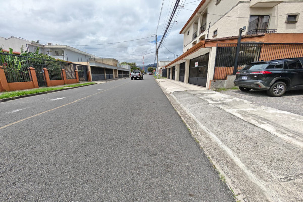 Se alquila casa independiente en Sabana Sur. Ideal para oficinas.-11