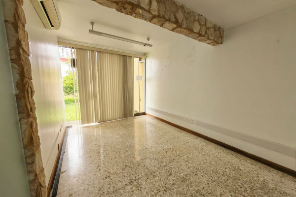 Se alquila casa independiente en Sabana Sur. Ideal para oficinas.-16