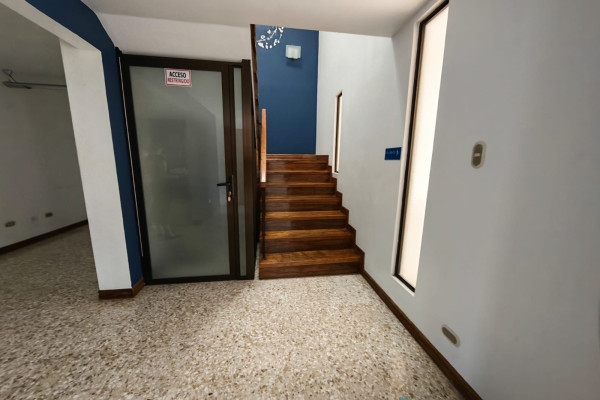 Se alquila casa independiente en Sabana Sur. Ideal para oficinas.-9