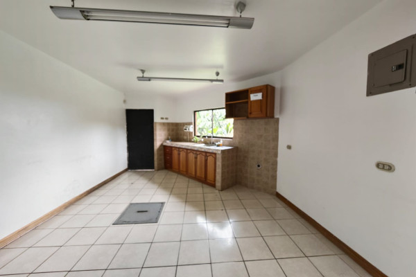 Se alquila casa independiente en Sabana Sur. Ideal para oficinas.-18