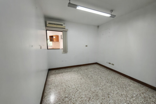 Se alquila casa independiente en Sabana Sur. Ideal para oficinas.-17