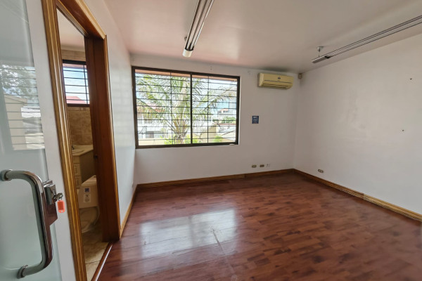 Se alquila casa independiente en Sabana Sur. Ideal para oficinas.-20