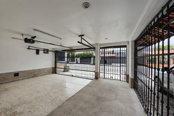 Se alquila casa independiente en Sabana Sur. Ideal para oficinas.-8