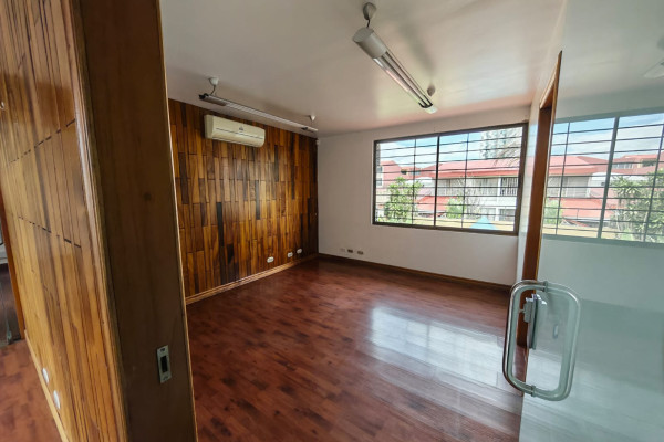Se alquila casa independiente en Sabana Sur. Ideal para oficinas.-4