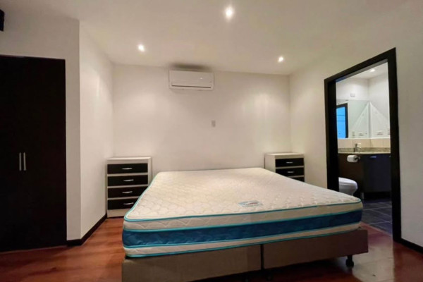 Se alquila apartamento en Santa Ana. Full amoblado.-3