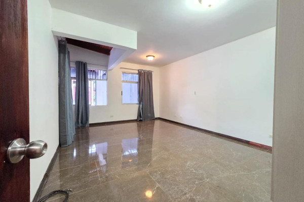 Se vende casa independiente en Santa Ana.-3