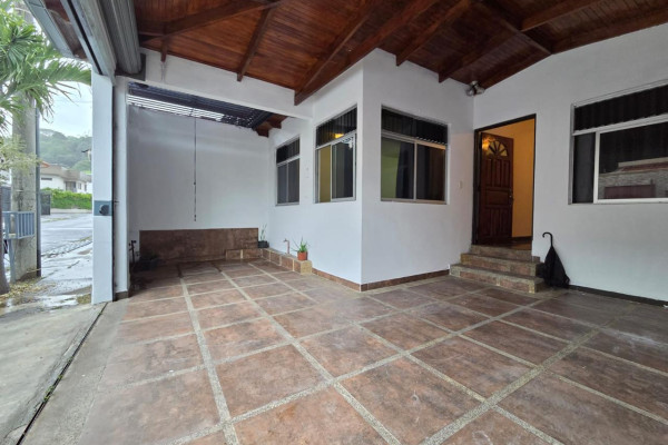 Se vende casa independiente en Santa Ana.-1