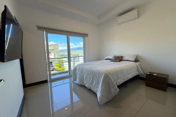 Se vende casa en Guachipelín de Escazú.-17