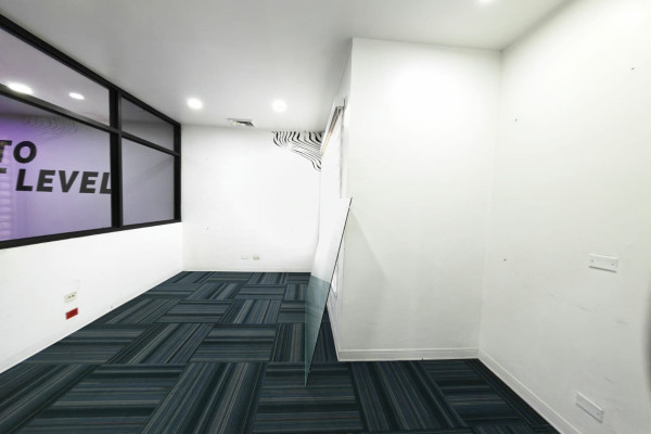 Casa Comercial en Alquiler en Rohrmoser.-19